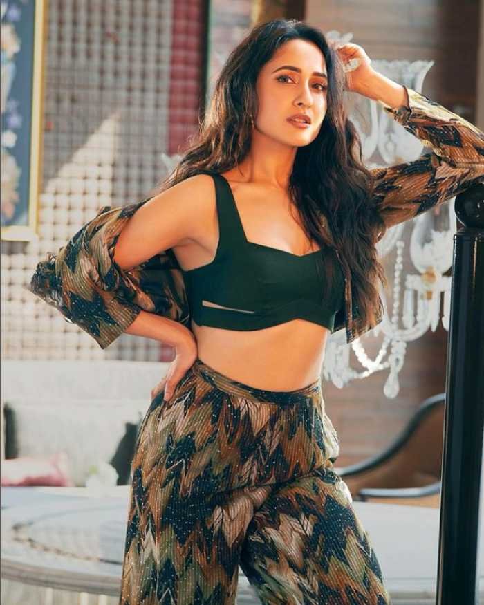 pragya jaiswal 6
